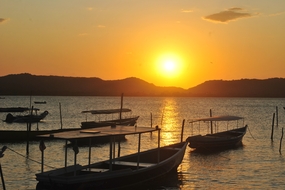 日暮黄昏落日湖泊船舶摄影图片